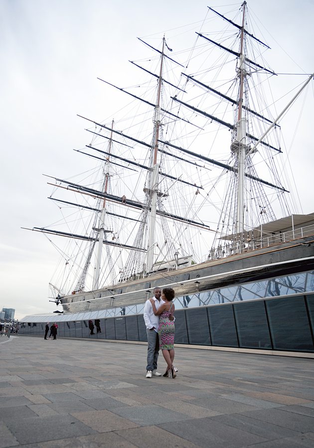 Couple posing next to the Cutty Sark