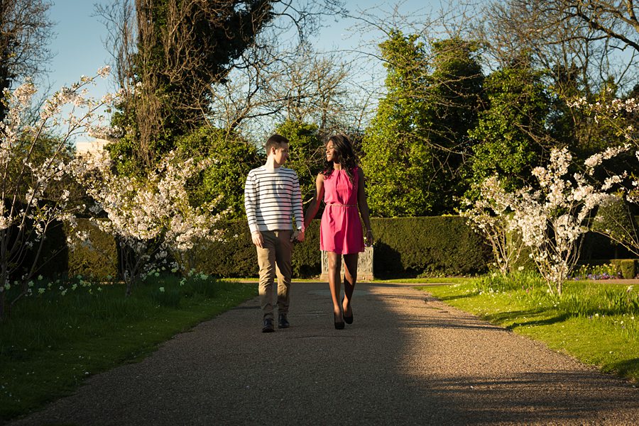Couple walking through garden in Regent&rsquo;s Park