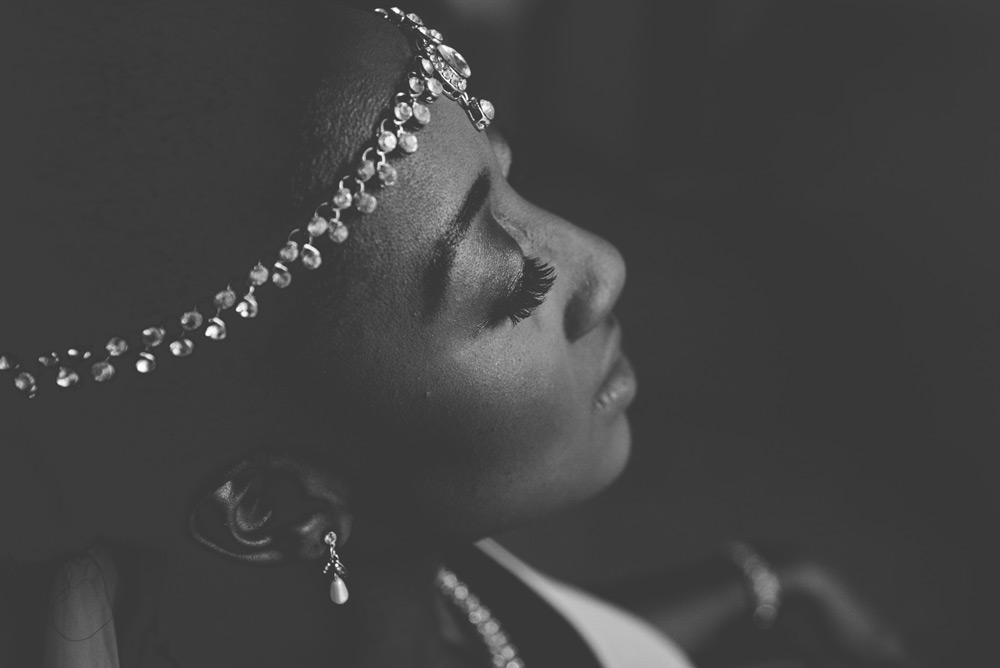 Make up artist finishing bride&rsquo;s make up