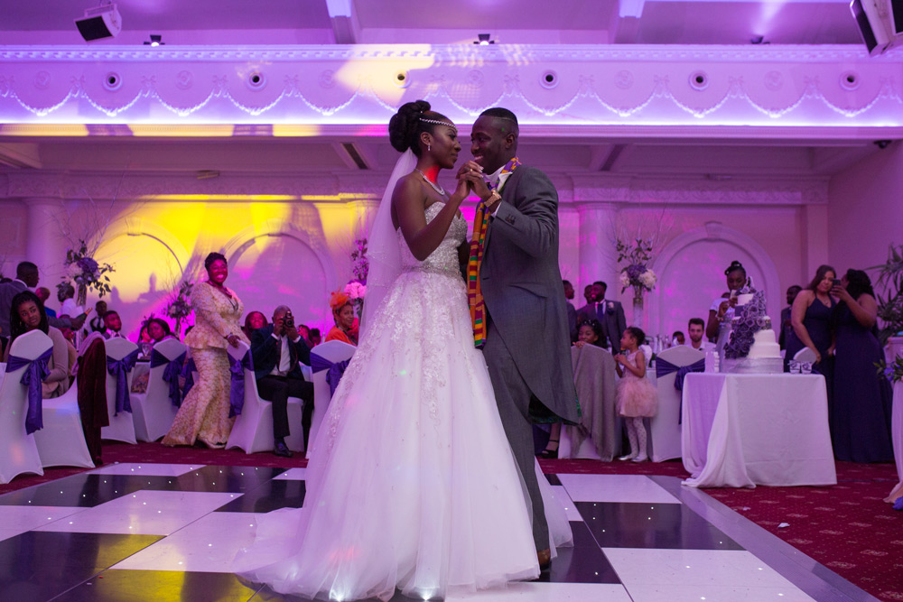 Couple&rsquo;s first dance