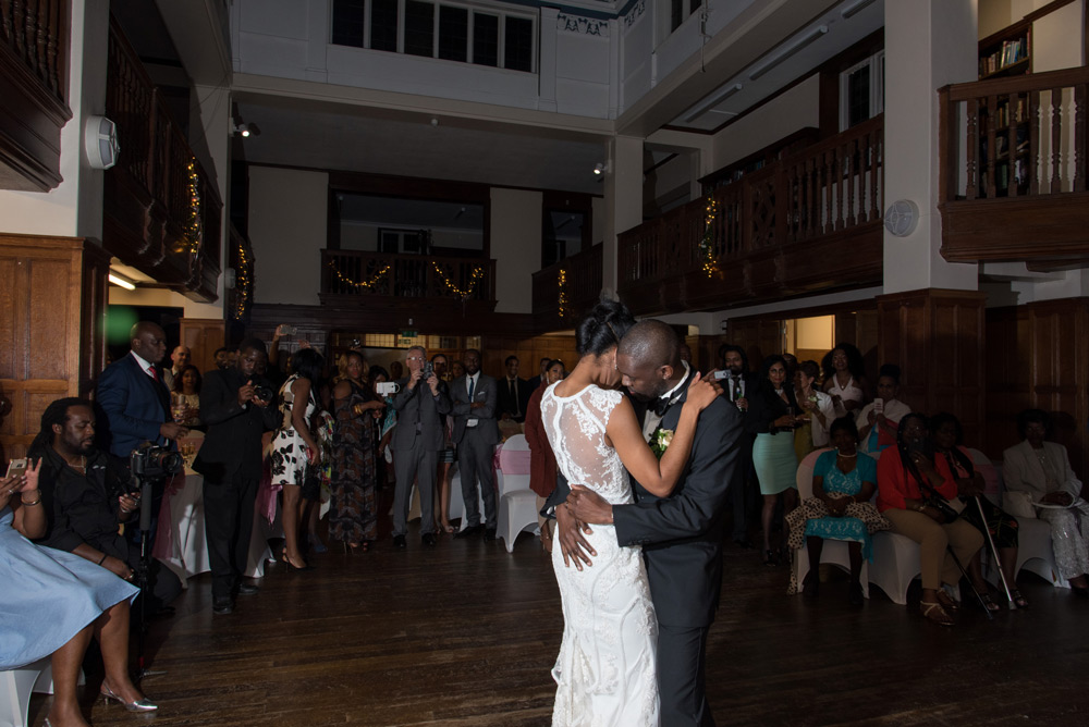 Couple&rsquo;s first dance
