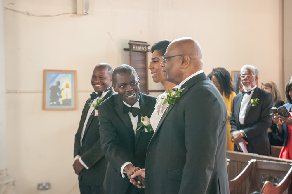 Groom shakes father of the bride&rsquo;s hand