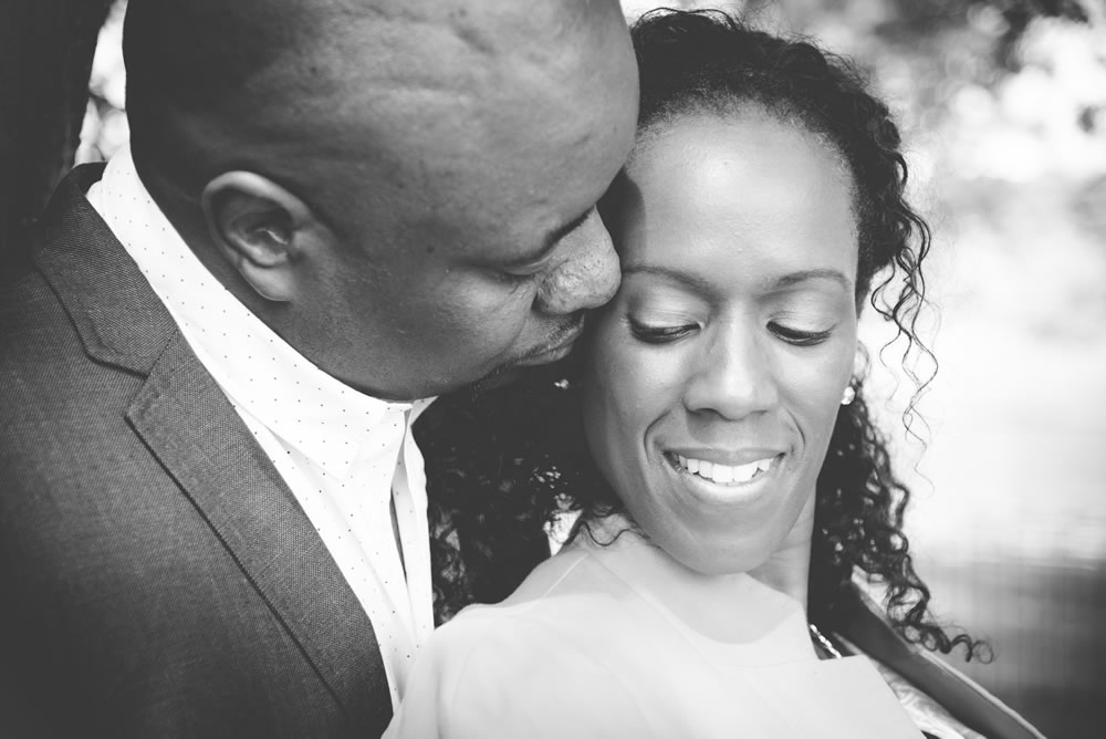 Groom kissing bride&rsquo;s cheek