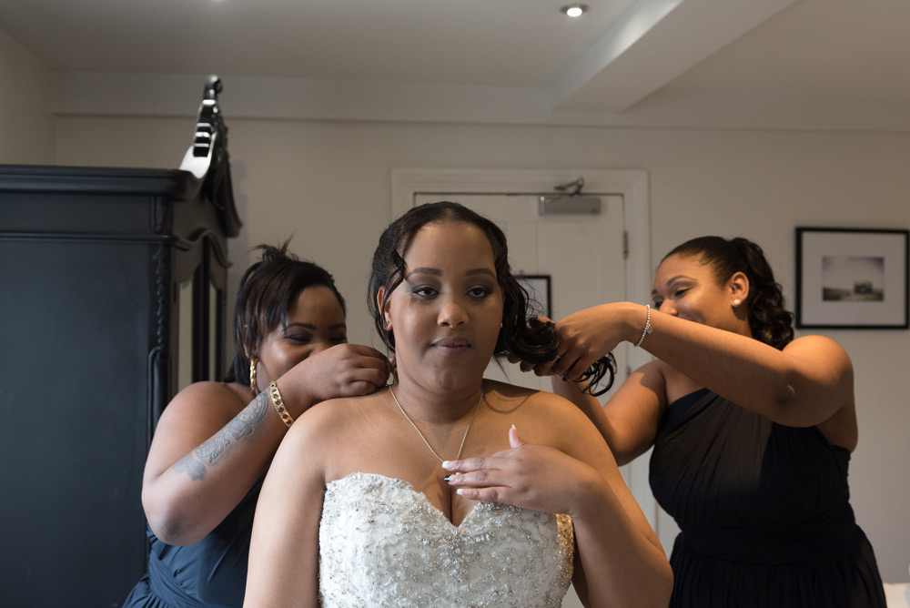 Putting brides jewellery on